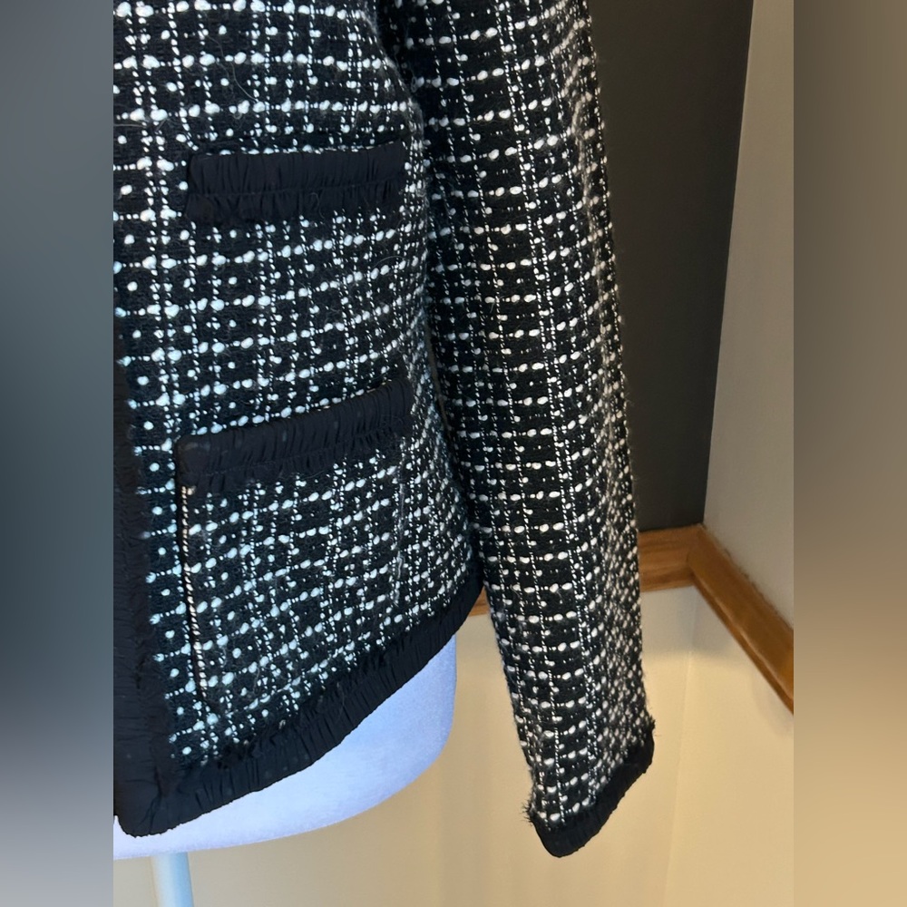Ann Taylor Piped Tweed Jacket Blazer Size 2P Black White Long Sleeve Pockets Zip - Picture 4 of 9